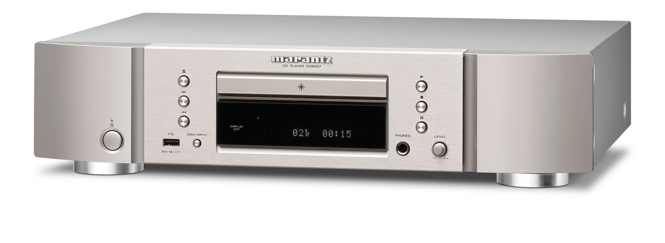 Silberner Marantz CD-Player mit Display und Bedientasten. Isoliert.