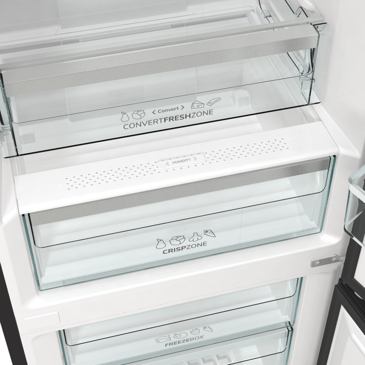 Hűtő belseje: átlátszó rekeszek, ConvertFreshZone, CrispZone, FreezeBox feliratokkal.