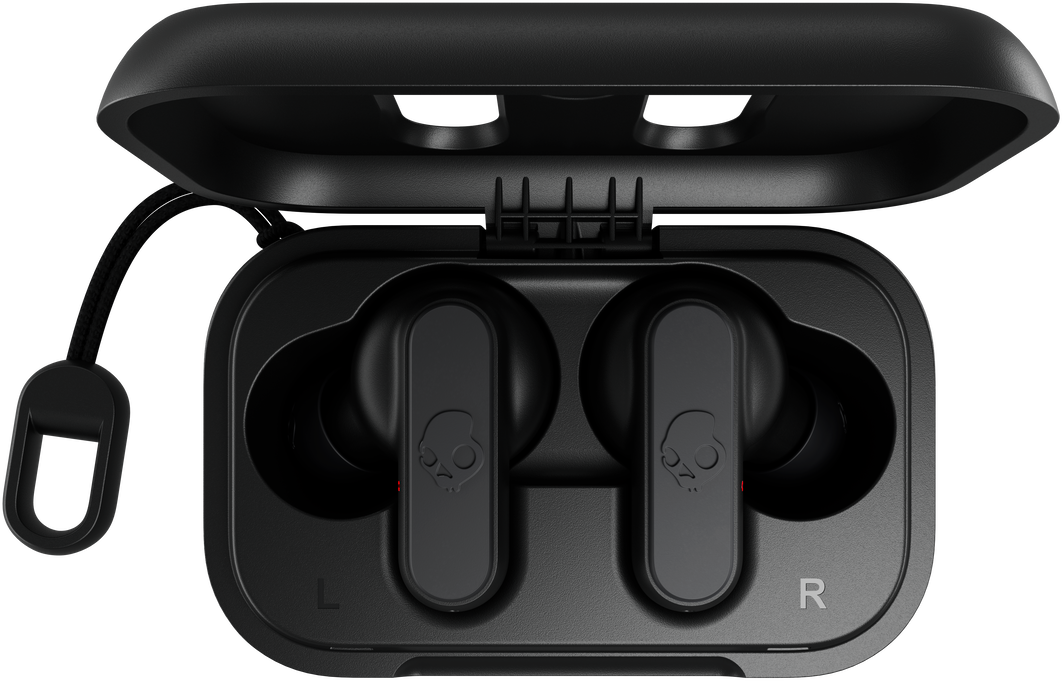 Fekete Skullcandy fülhallgatók nyitott tokban. Mindkét fülhallgató látható.