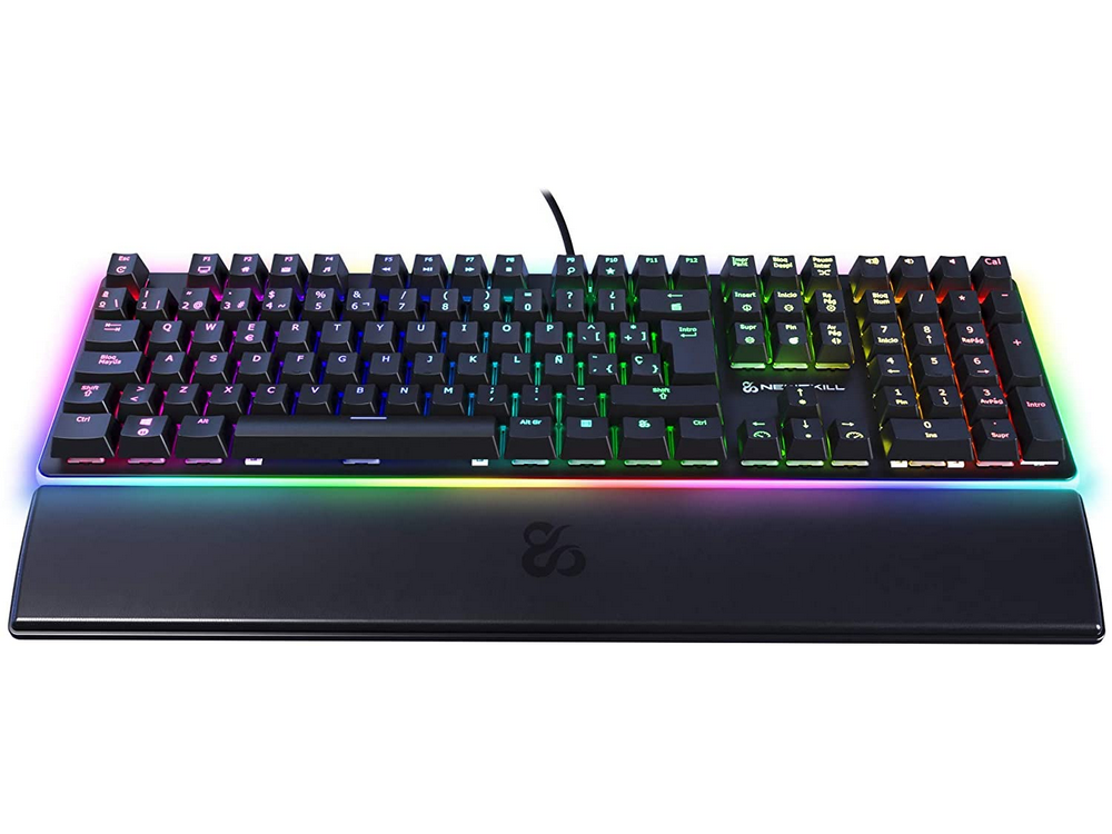 Un teclado gaming negro con iluminación arcoíris y reposamuñecas.