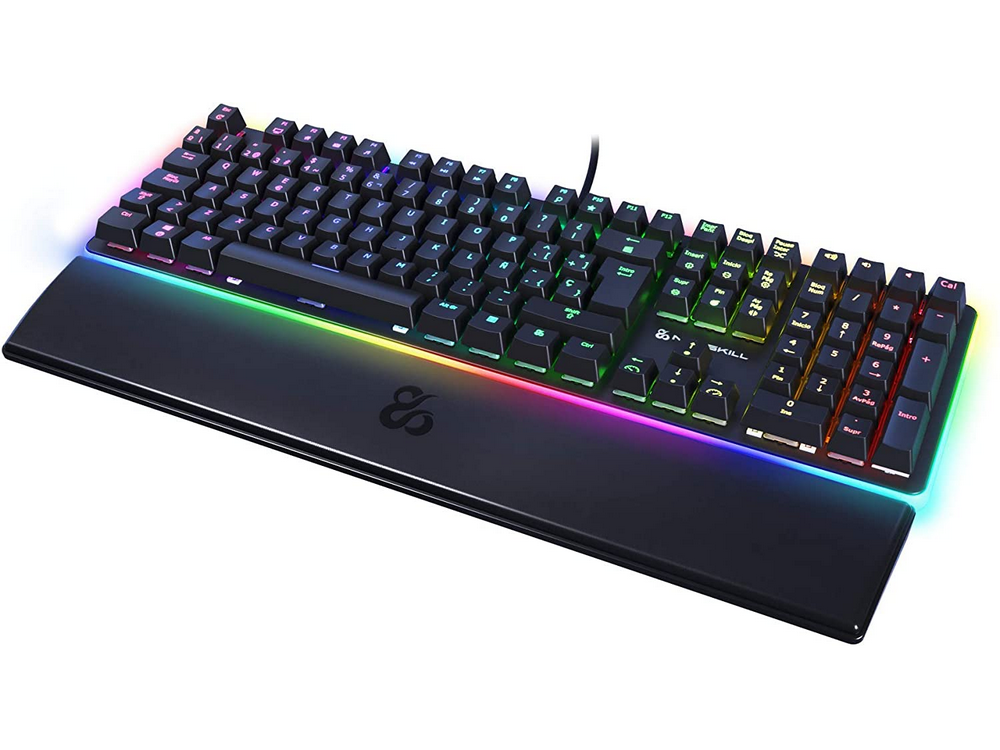 Teclado mecánico negro con luces LED de colores. El teclado tiene reposamuñecas.