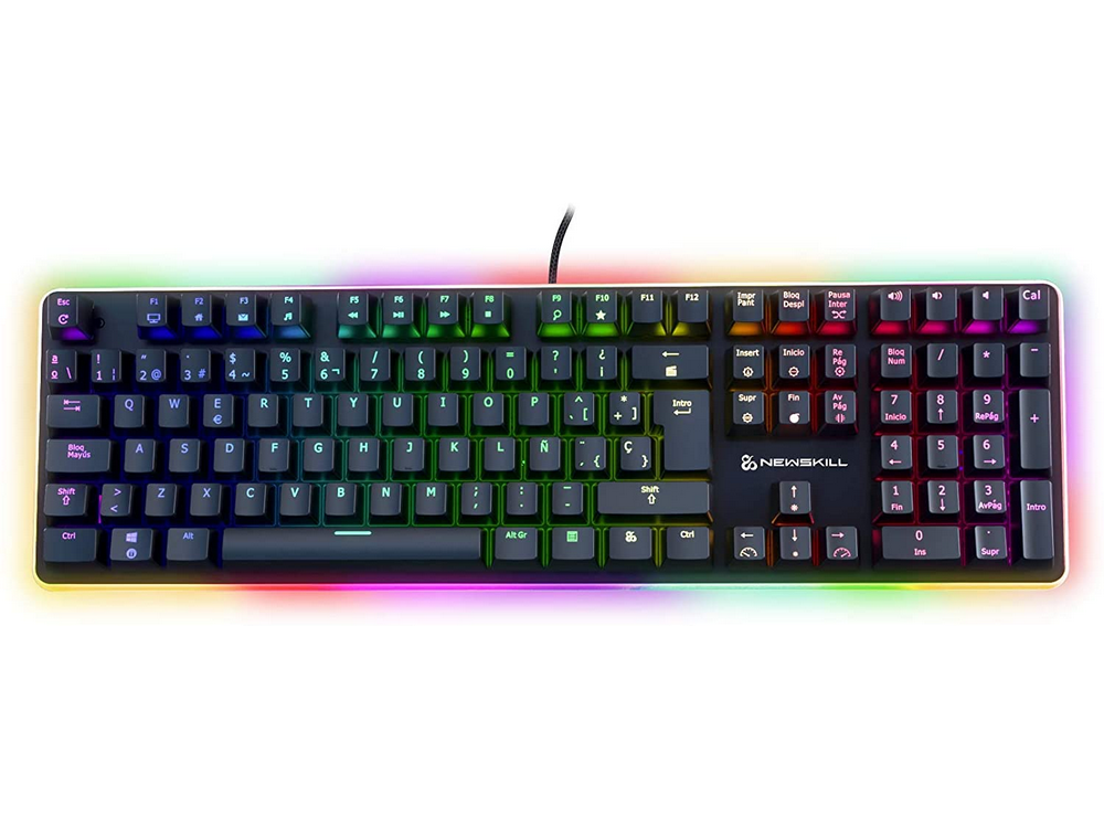 Teclado gaming negro con teclas de colores arcoíris y borde blanco. Etiqueta NEWSKILL.
