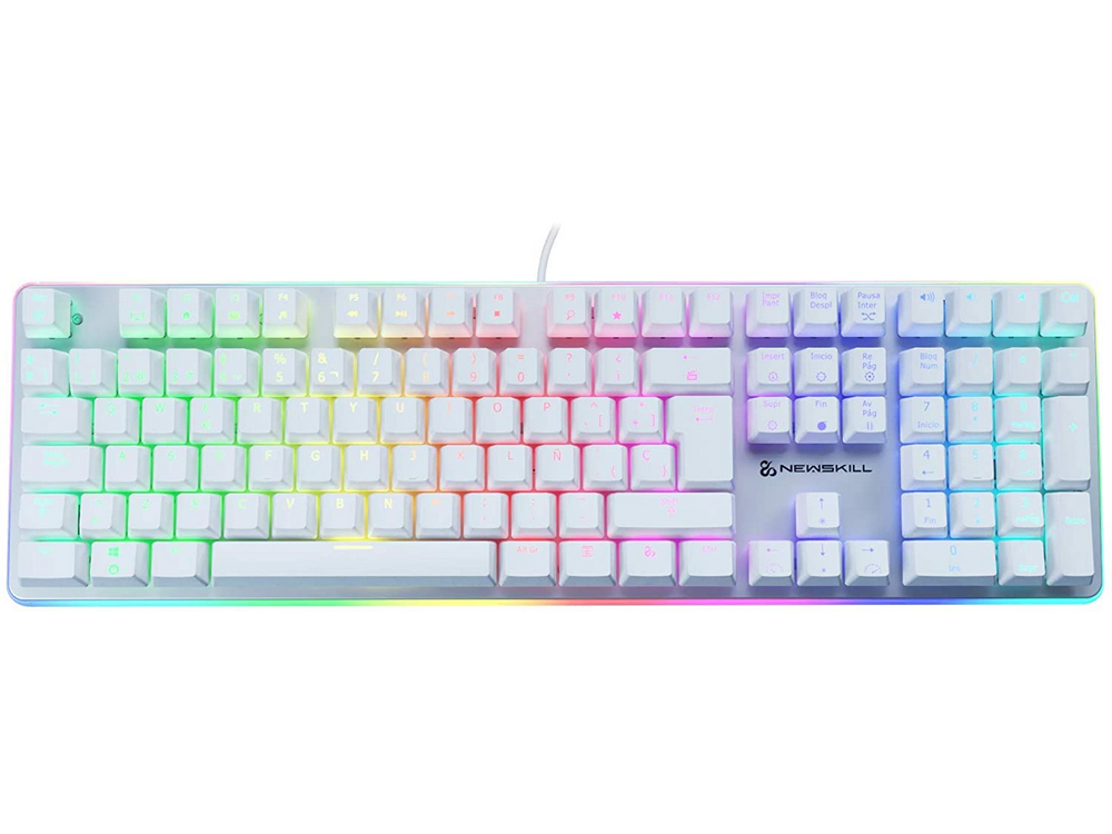 Un teclado mecánico blanco con teclas retroiluminadas de colores. La marca es Newskill.