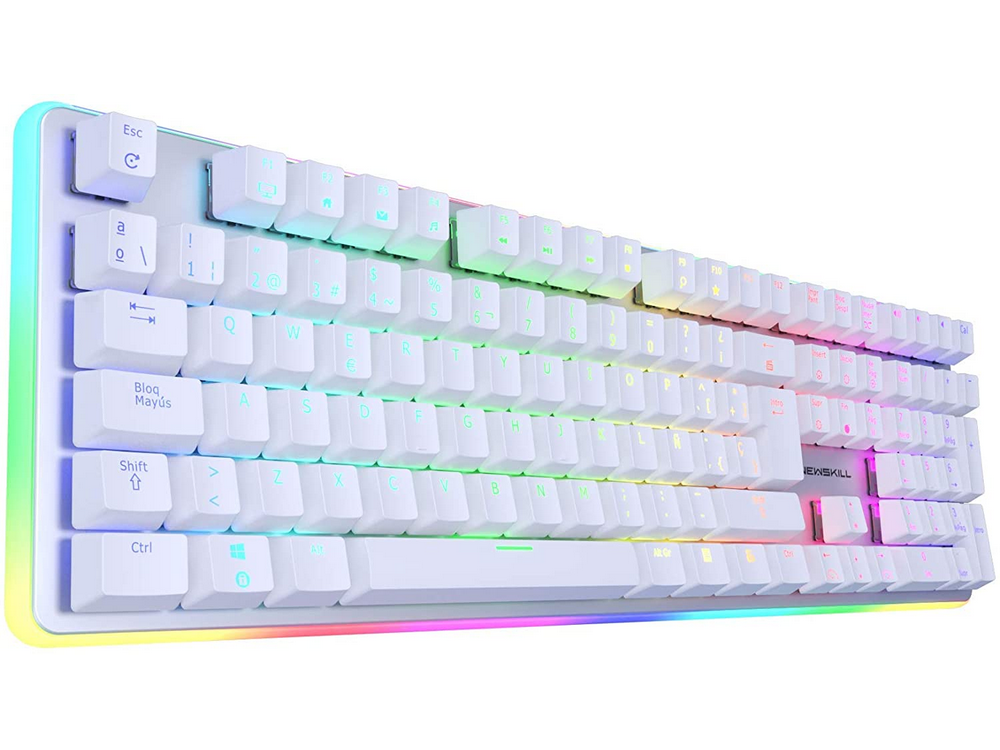 Teclado blanco con luces multicolores. Las teclas son blancas y tienen letras claras.
