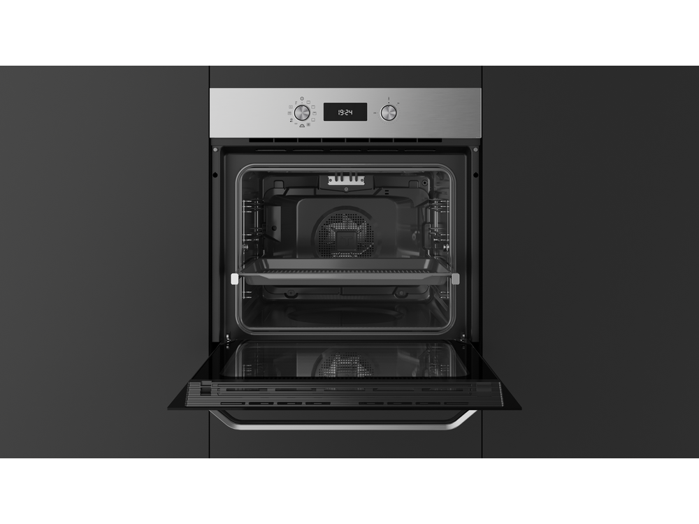 Horno empotrado con puerta abierta, acabado en acero inoxidable y reloj digital.