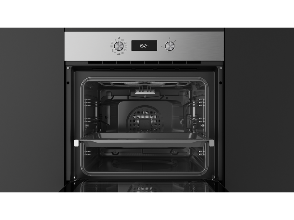 Un horno abierto con puerta de vidrio, mostrando componentes internos y un reloj digital.