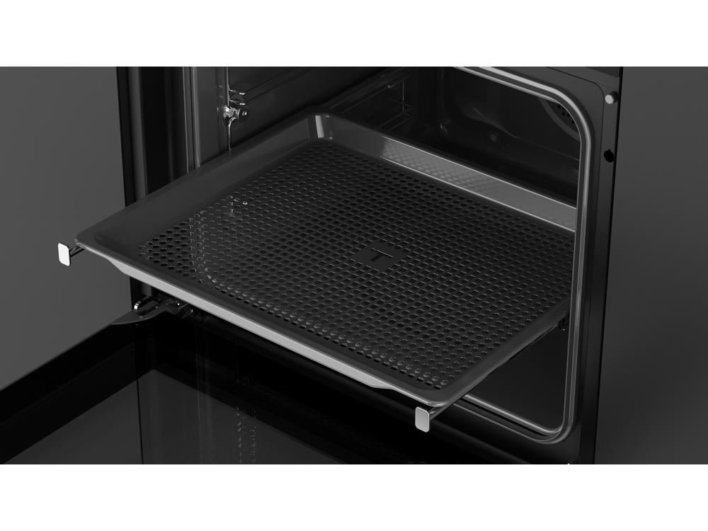 Horno negro abierto con una bandeja dentro. La bandeja es negra con un patrón de rejilla.