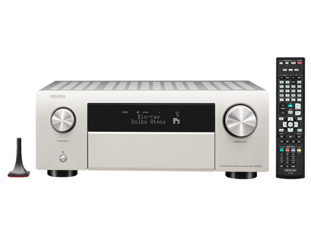 Receptor Denon plateado con mando a distancia, antena y pantalla Blu-ray Dolby Atmos.