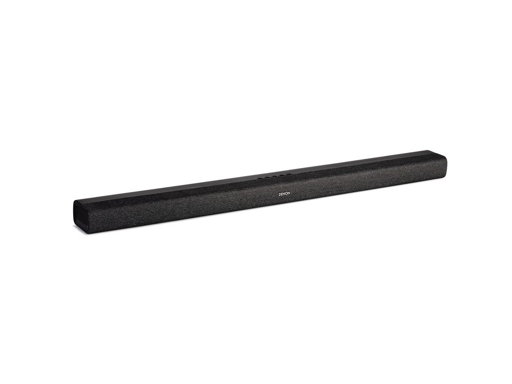Una barra de sonido Denon larga y negra con el logotipo de Denon, sobre un fondo blanco.
