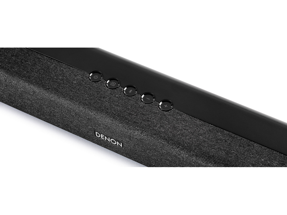 Barra de sonido negra con botones en la parte superior. Los botones incluyen encendido, Bluetooth y controles de volumen.