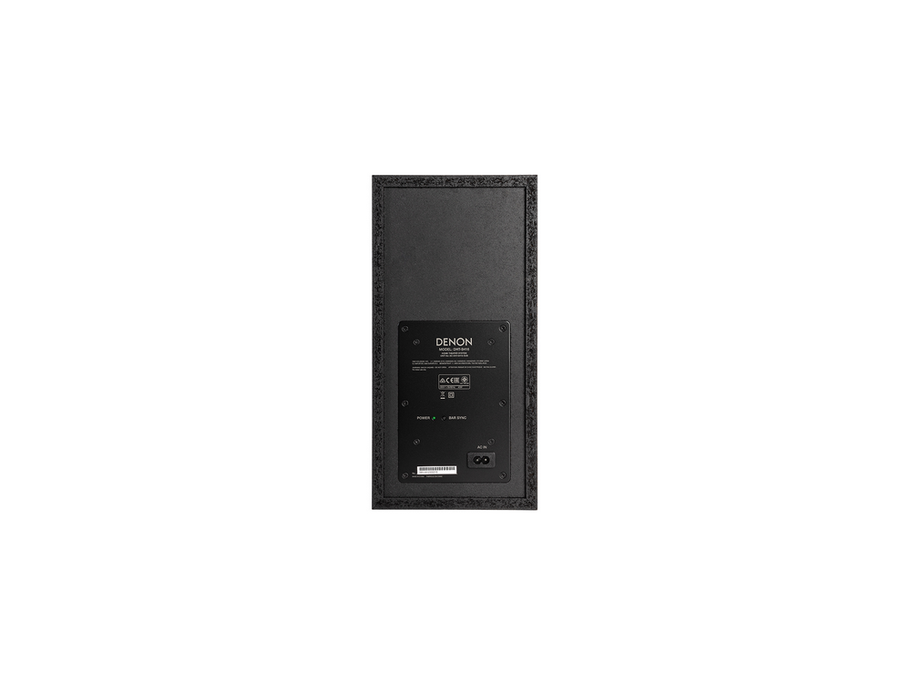 Parte trasera de un altavoz Denon negro. Tiene conectores y una entrada de alimentación. Fondo blanco.