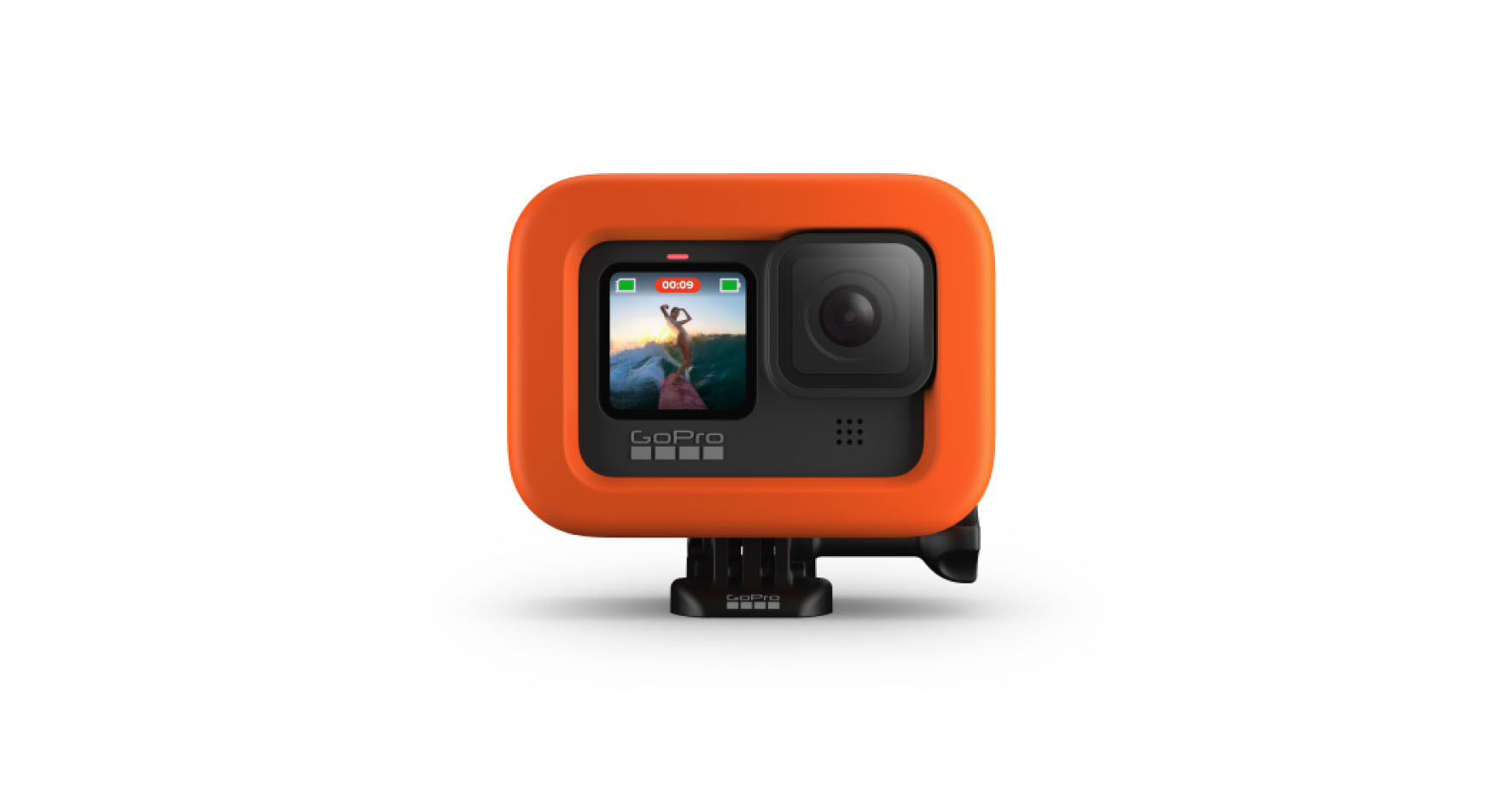 Egy narancssárga GoPro kamera védőtokban, fehér háttéren.