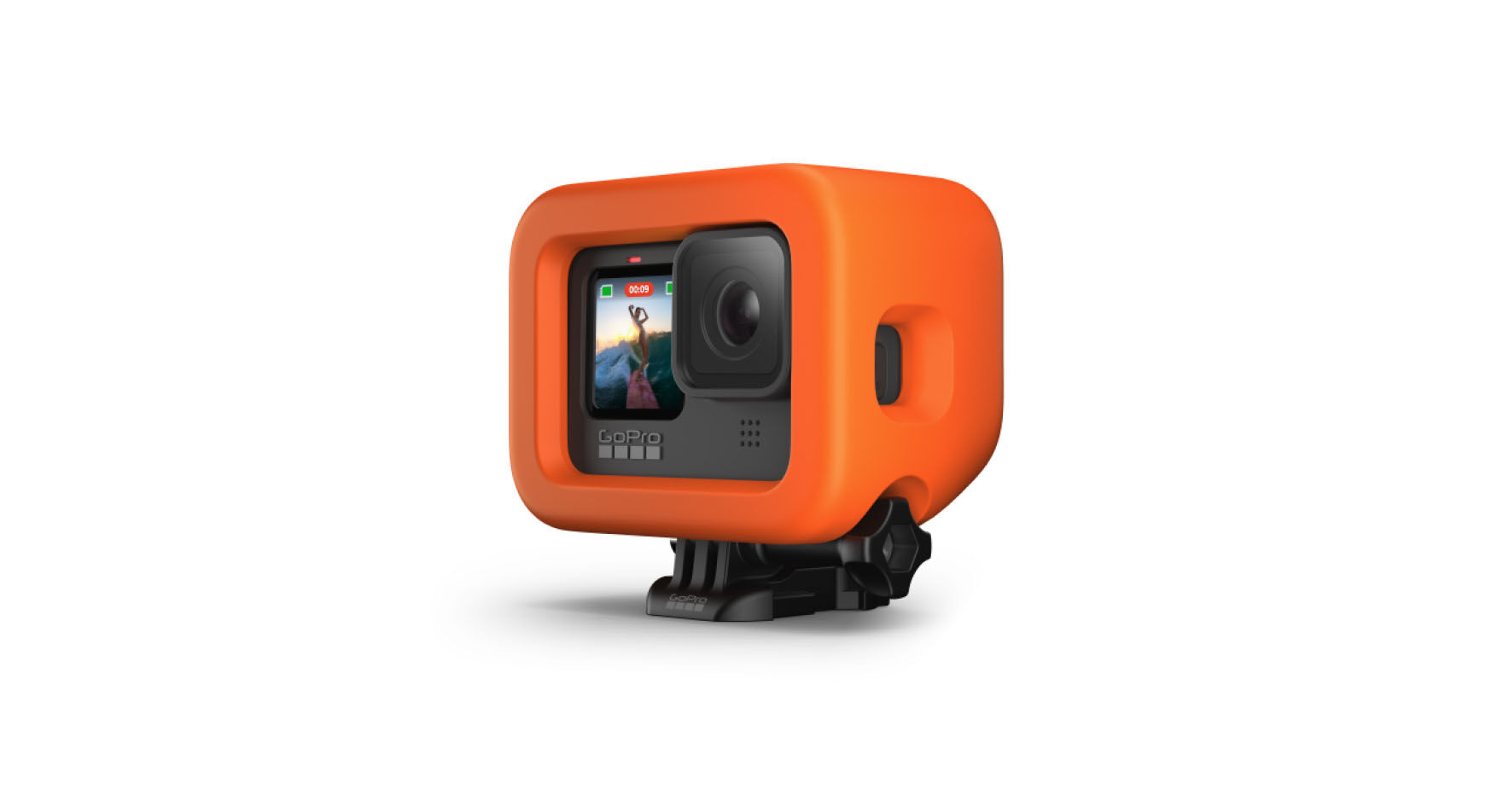 Egy GoPro kamera narancssárga tokban, a képernyővel, vízi jelenettel.