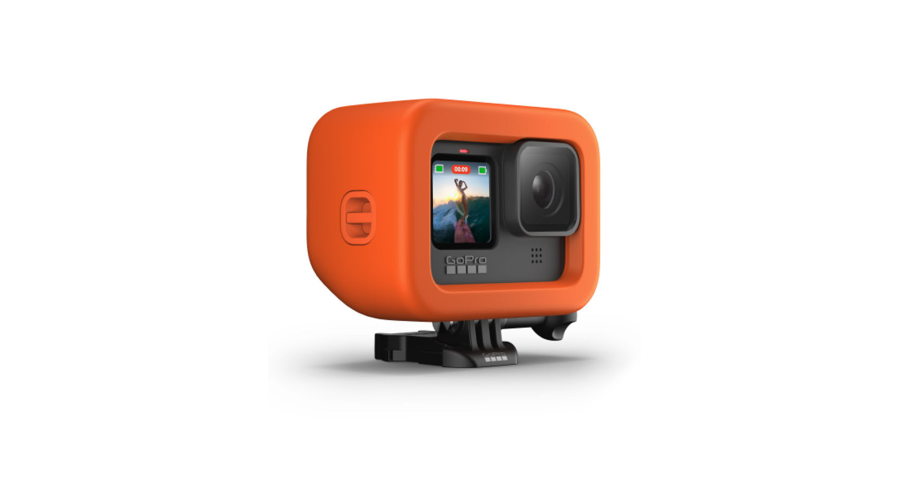 Narancssárga GoPro kamera tokban, képernyőn szörföző személy. Fekete tartó csatlakoztatva.