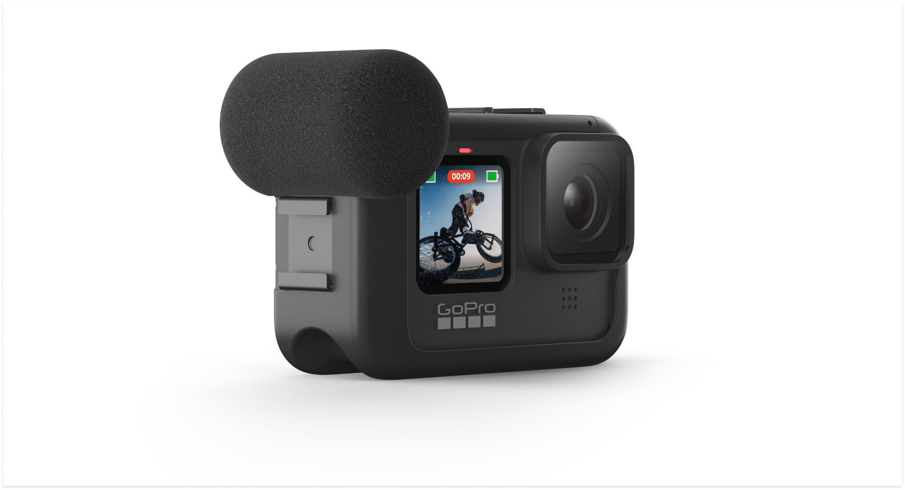 Fekete GoPro kamera csatlakoztatott mikrofonnal. A képernyőn egy biciklista látható.