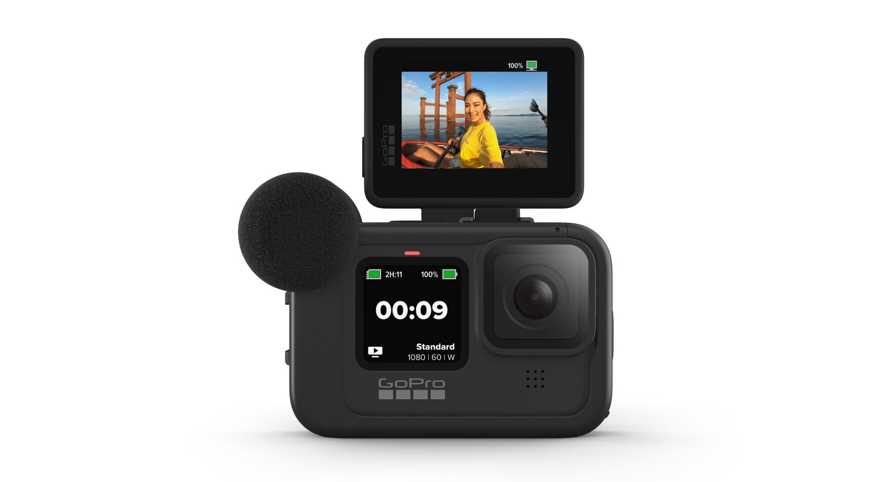 GoPro kamera kijelzővel, amely egy nőt mutat egy csónakon. A kamerán mikrofon van. A képernyőn az idő és más statisztikák láthatók.