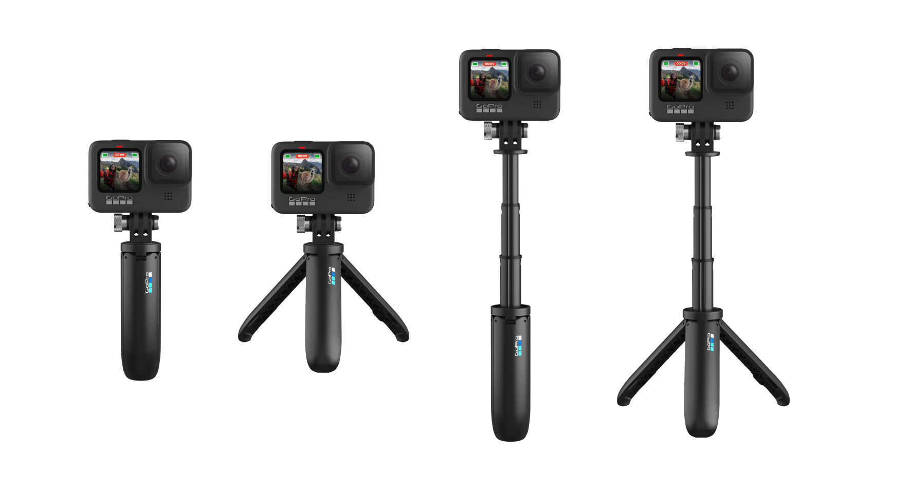 Négy fekete GoPro kamera. Kettő fogantyún, kettő állványon. Mindegyik képernyőt mutat. Fehér háttér.