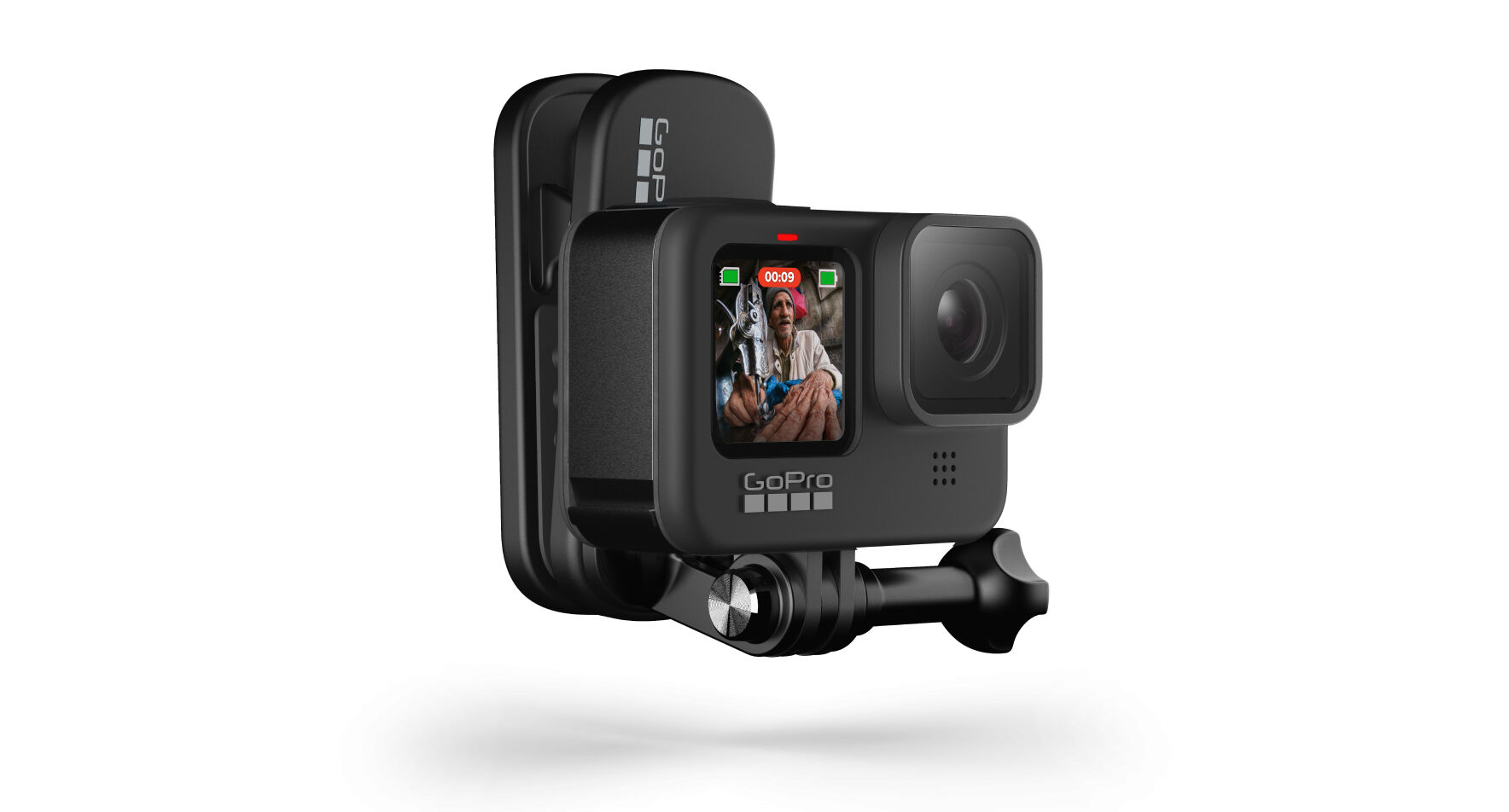 GoPro kamera tartókonzolban. A képernyőn egy személy látható.