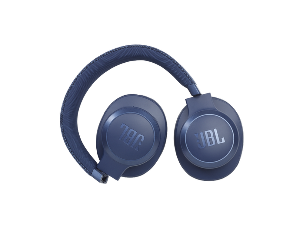 Auriculares JBL azules plegados, sobre una superficie blanca.