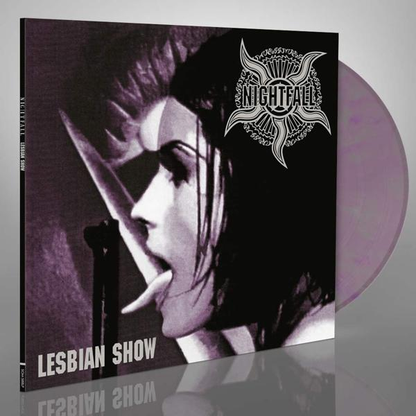 Album borító egy nővel, aki kinyújtja a nyelvét. A 'NIGHTFALL' és a 'LESBIAN SHOW' szövegek láthatók.