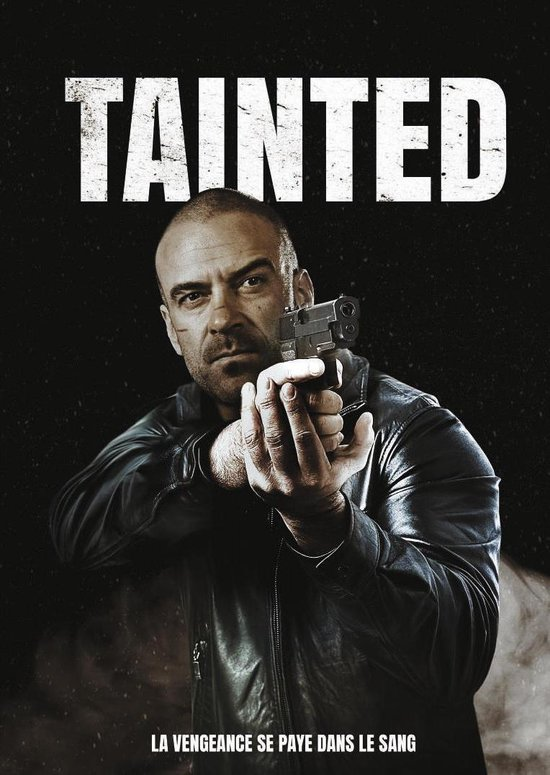 Filmposter, man die met een pistool wijst, tekst TAINTED. Donkere achtergrond. Franse tekst: La vengeance se paie dans le sang.