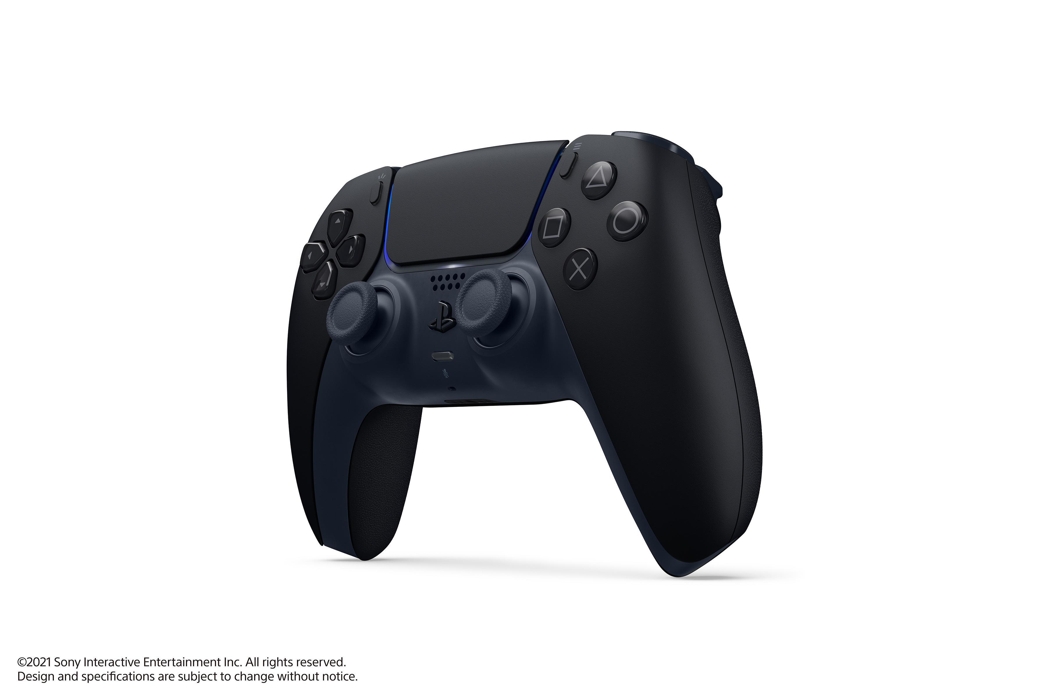 Schwarzer PlayStation 5 Controller auf weißem Hintergrund. Es hat ein zweifarbiges Design und Tasten.