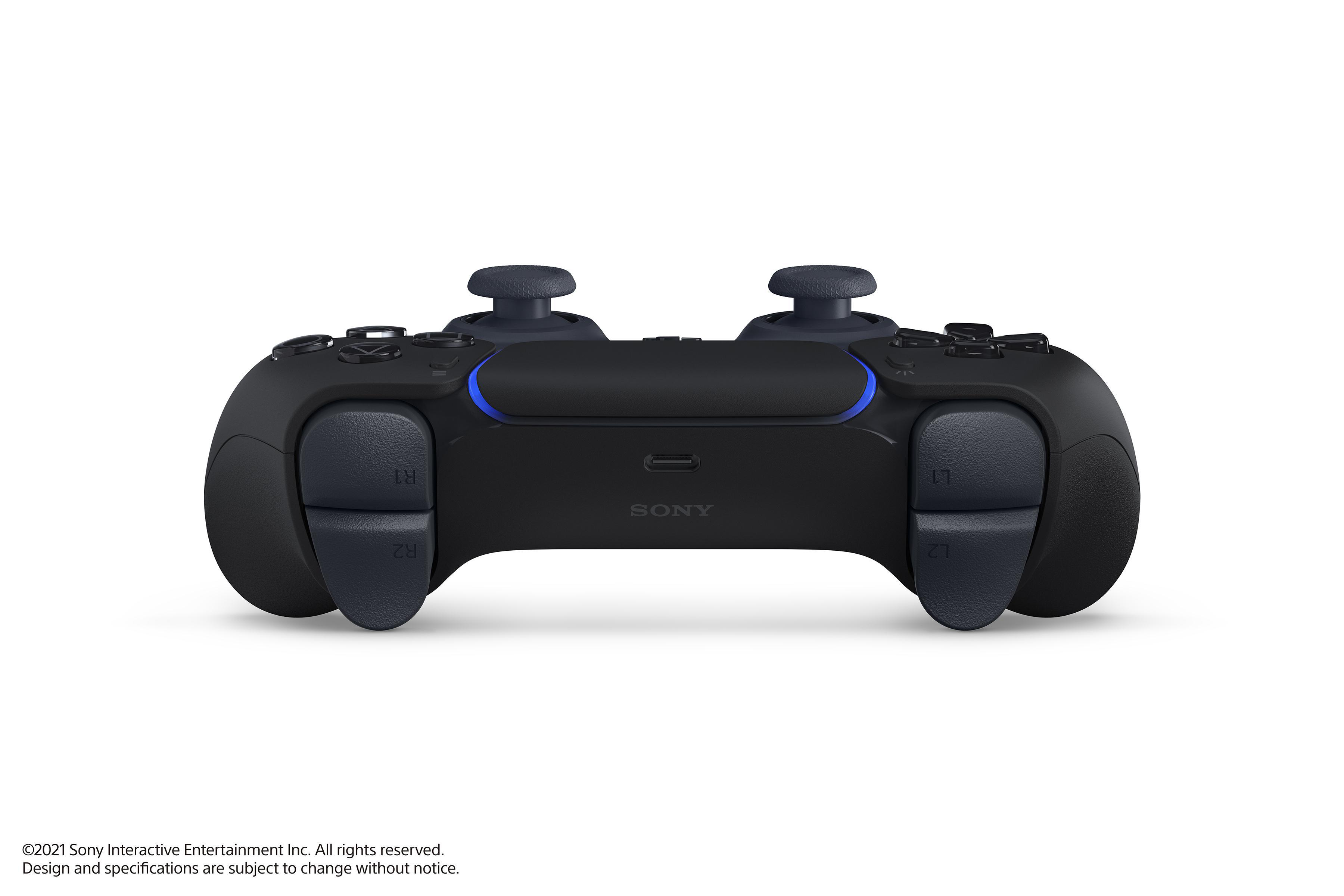 Schwarzer PlayStation 5-Controller auf Weiß. Er hat blaue Lichter und Knöpfe an der Unterseite.