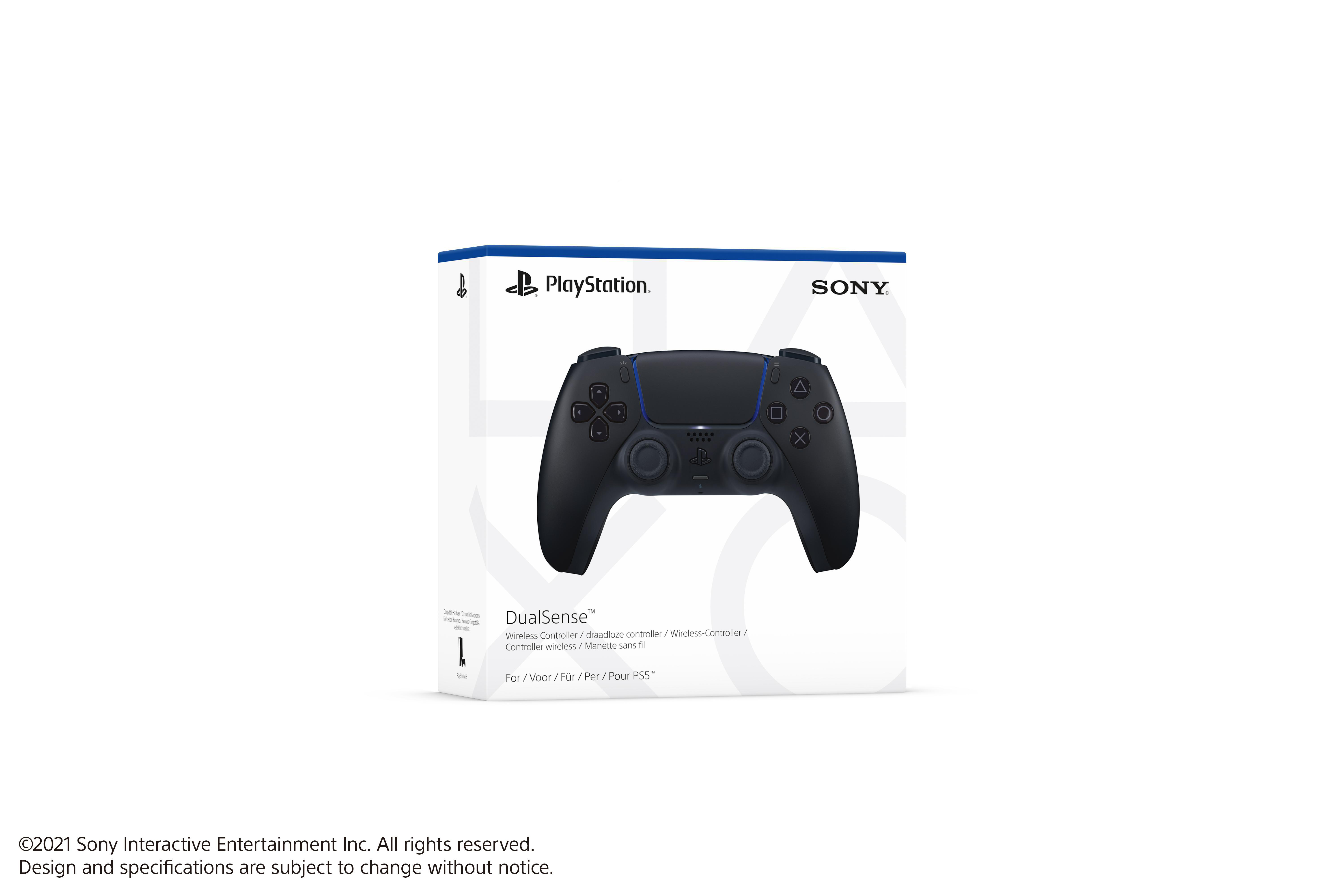 Ein schwarzer PlayStation DualSense-Controller in seiner weißen Box, auf weißem Hintergrund.
