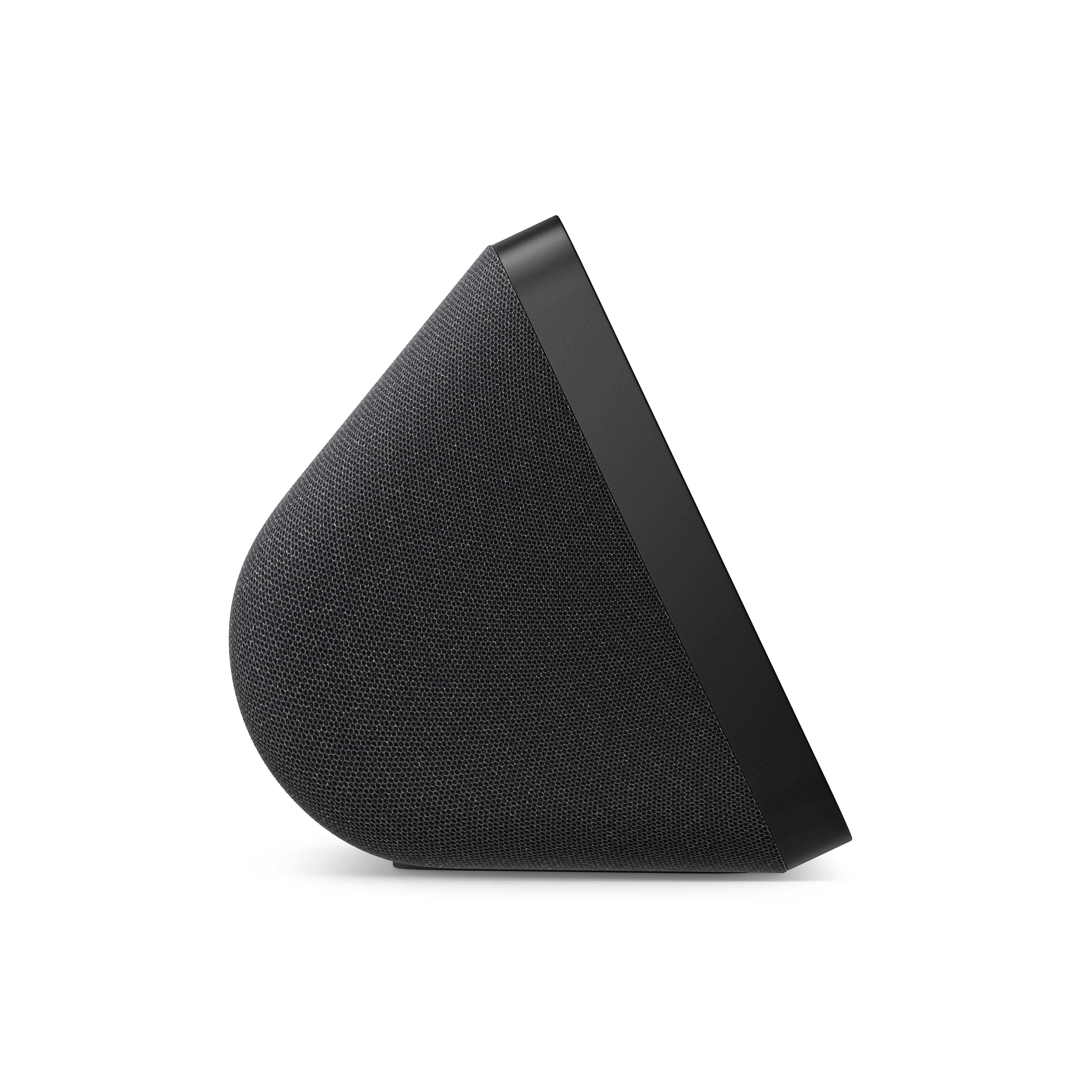 Ein schwarzer Amazon Echo-Lautsprecher, Seitenansicht, auf weißem Hintergrund.