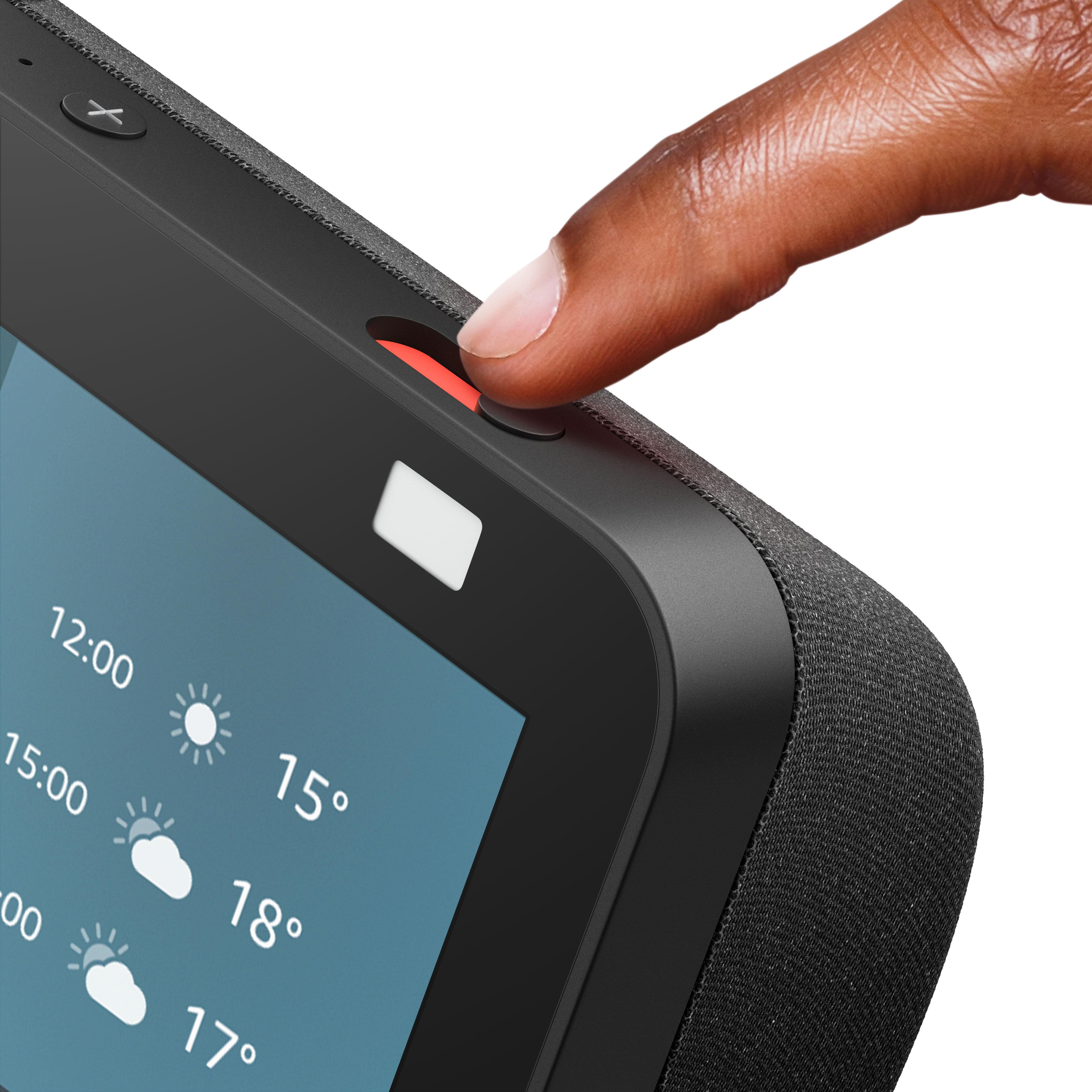 Nahaufnahme eines Amazon Echo Show 8. Ein Finger drückt die obere Taste.