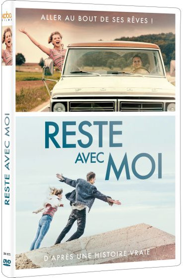 Filmposter: Een auto met mensen en een stel dat rent. Titel: Reste avec moi.