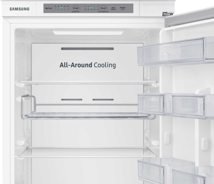 Interieur van een Samsung koelkast met open deur. Schappen en lades zichtbaar.