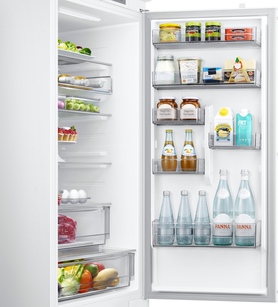 Réfrigérateur ouvert avec divers aliments, organisés sur des étagères.