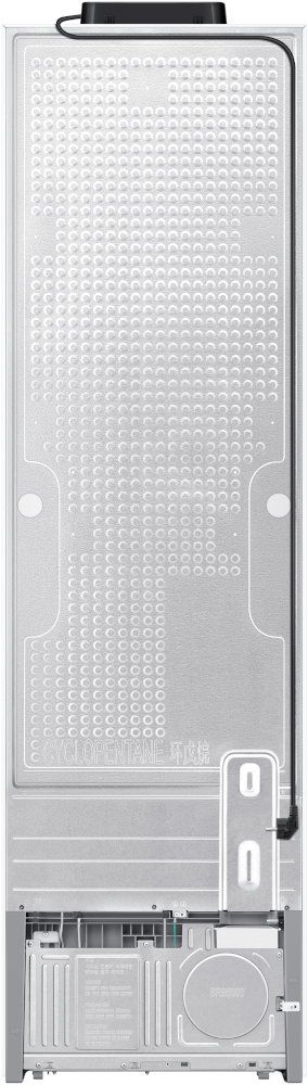Achterkant van een witte, hoge koelkast. Voorzien van ventilatieopeningen en een zwart netsnoer.