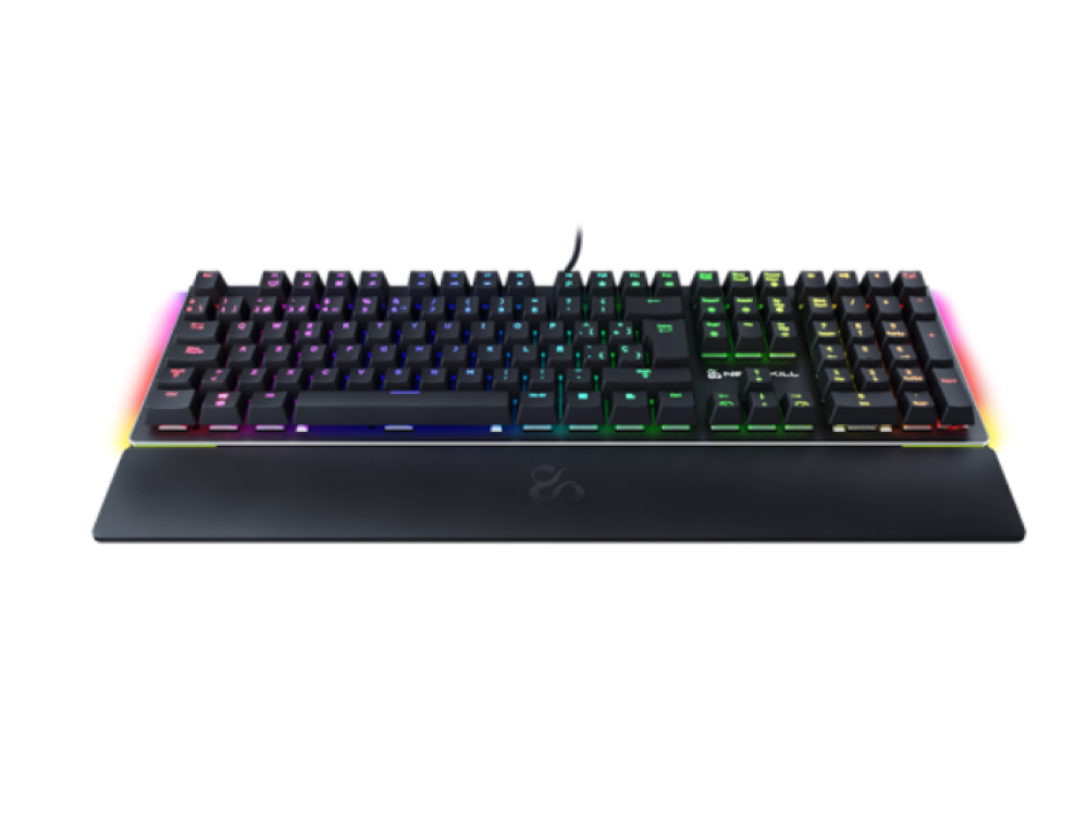 Teclado negro con iluminación LED arcoíris y reposamuñecas.