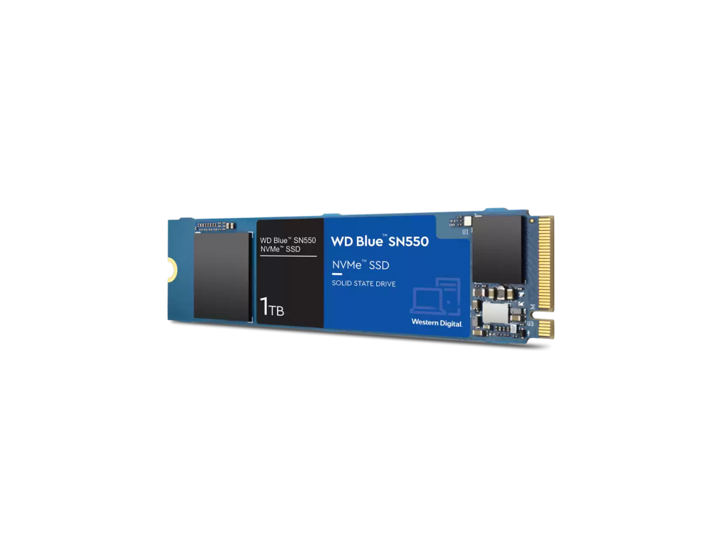 WD Blue SN550 NVMe SSD sobre negro. La SSD es azul y negra con etiquetas '1TB' y 'WD Blue'.