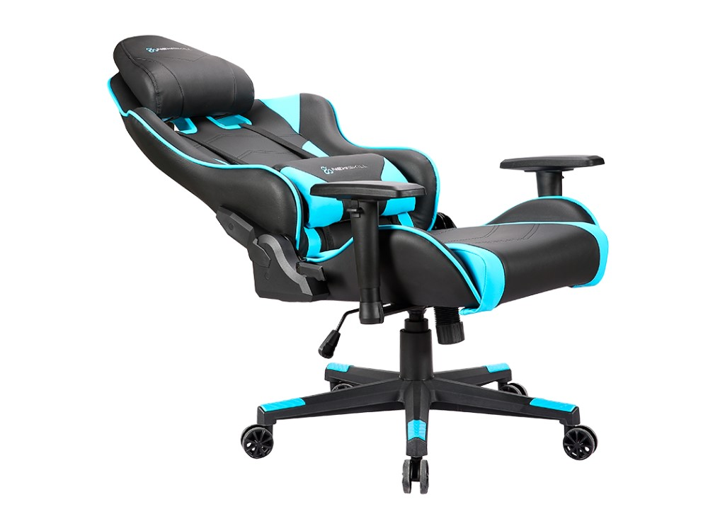 Silla gaming con detalles en negro y azul. Tiene reposacabezas, reposabrazos y base con ruedas.