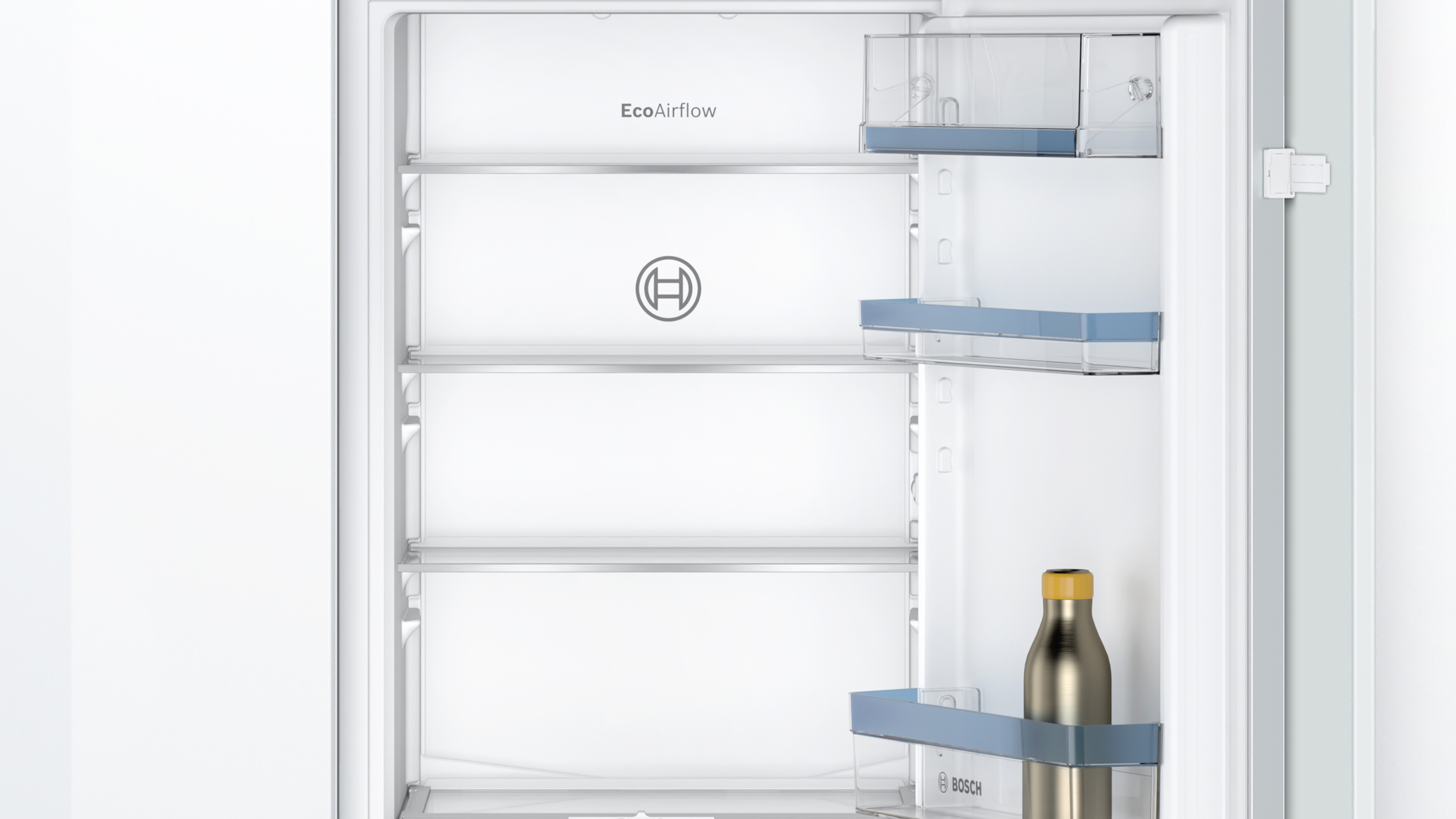 Intérieur d'un réfrigérateur blanc ouvert. Étagères avec des articles, dont une bouteille. Logo Bosch visible.