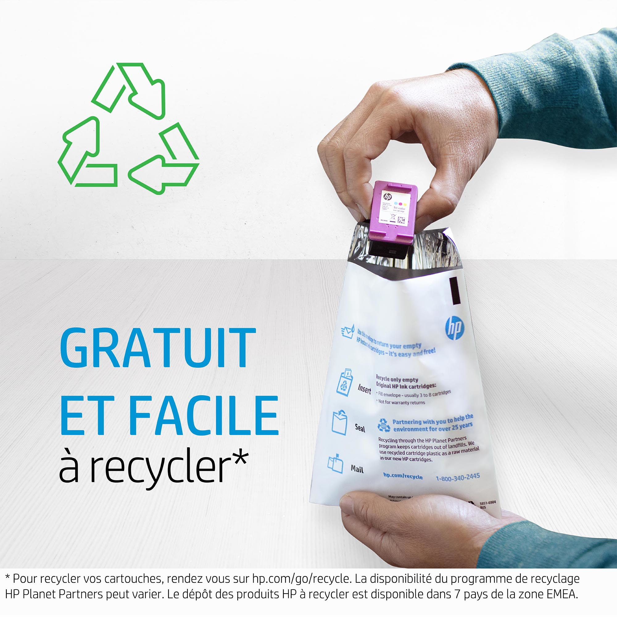 Hand hält HP-Tintenpatrone, weiße Tasche, grünes Recyclingsymbol.