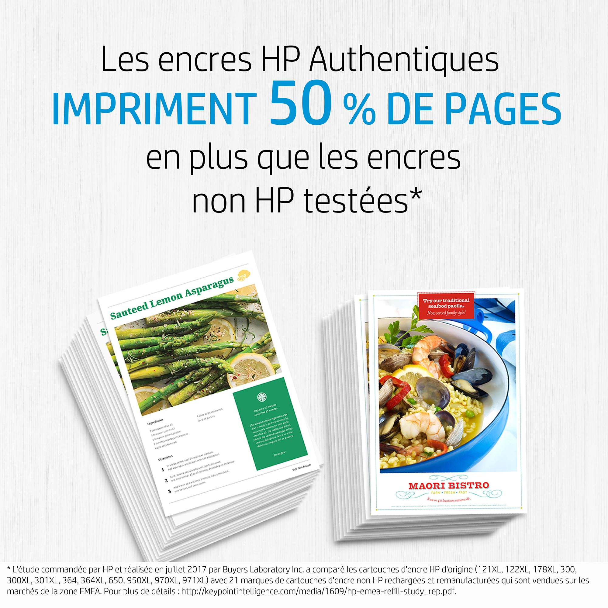Ein Stapel Papier mit gedruckten Rezepten. Der obere Text besagt, dass HP-Tinten 50 % mehr Seiten drucken.