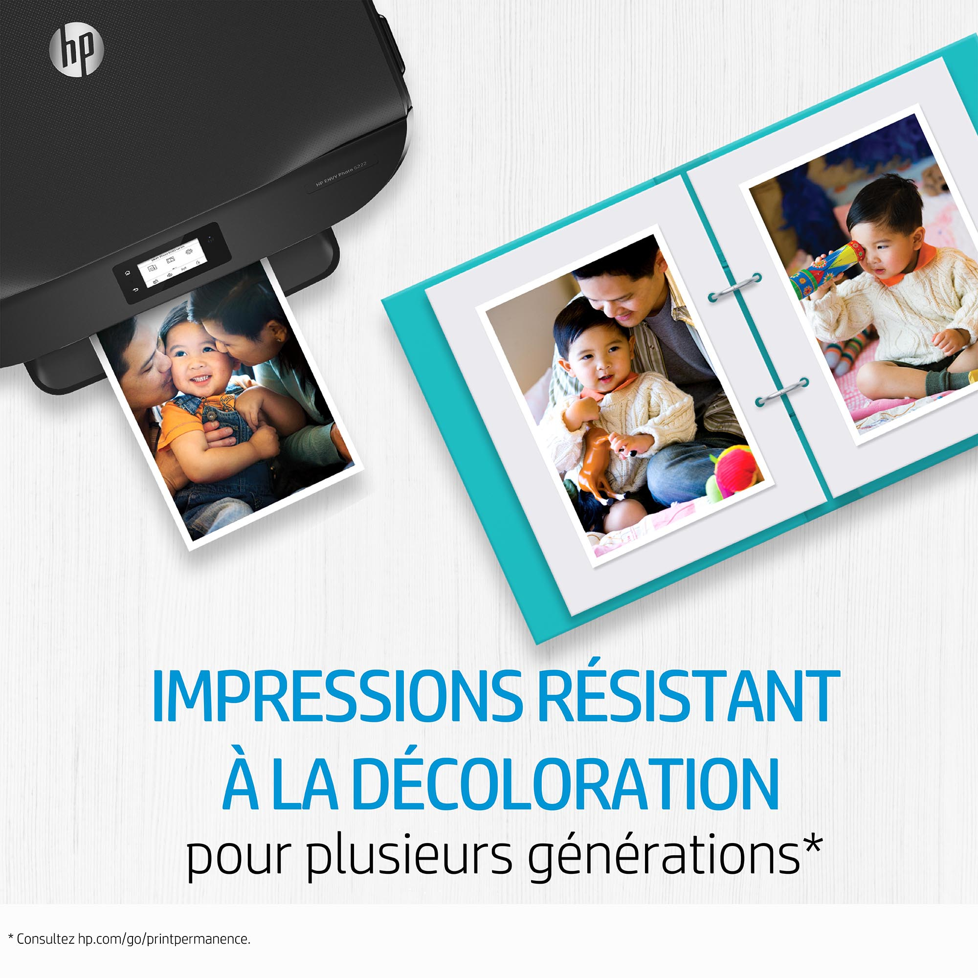 HP-Drucker druckt Foto. Fotos in geöffnetem Album. Text: Impressions résistant à la décoloration.