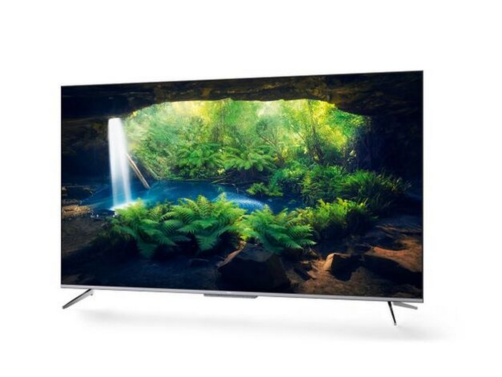 Televisor grande que muestra un paisaje con una cascada y exuberante vegetación.