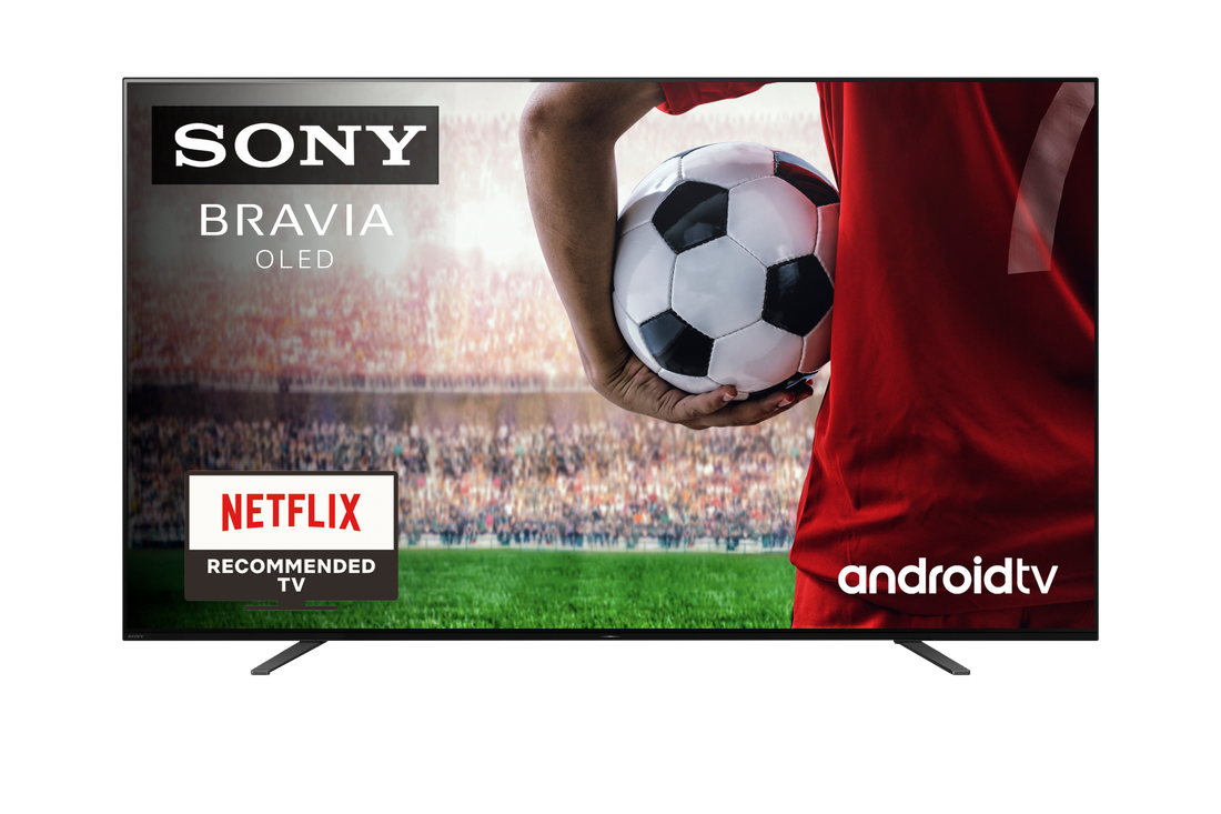 Un televisor Sony Bravia OLED mostrando un partido de fútbol. Una persona sostiene un balón de fútbol. Logo de Netflix presente.