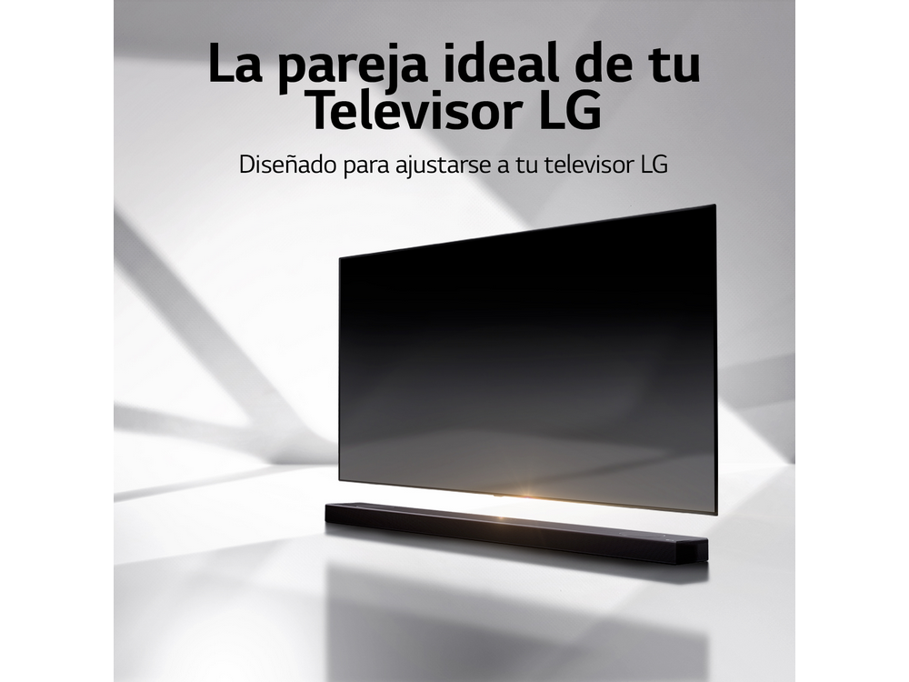 Un televisor y barra de sonido LG, con texto, sobre fondo blanco. El televisor es negro.