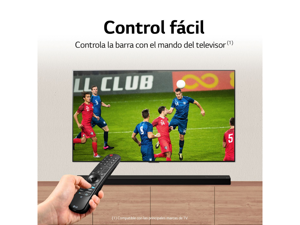La pantalla del televisor muestra un partido de fútbol. Una mano sostiene un mando. Barra de sonido.