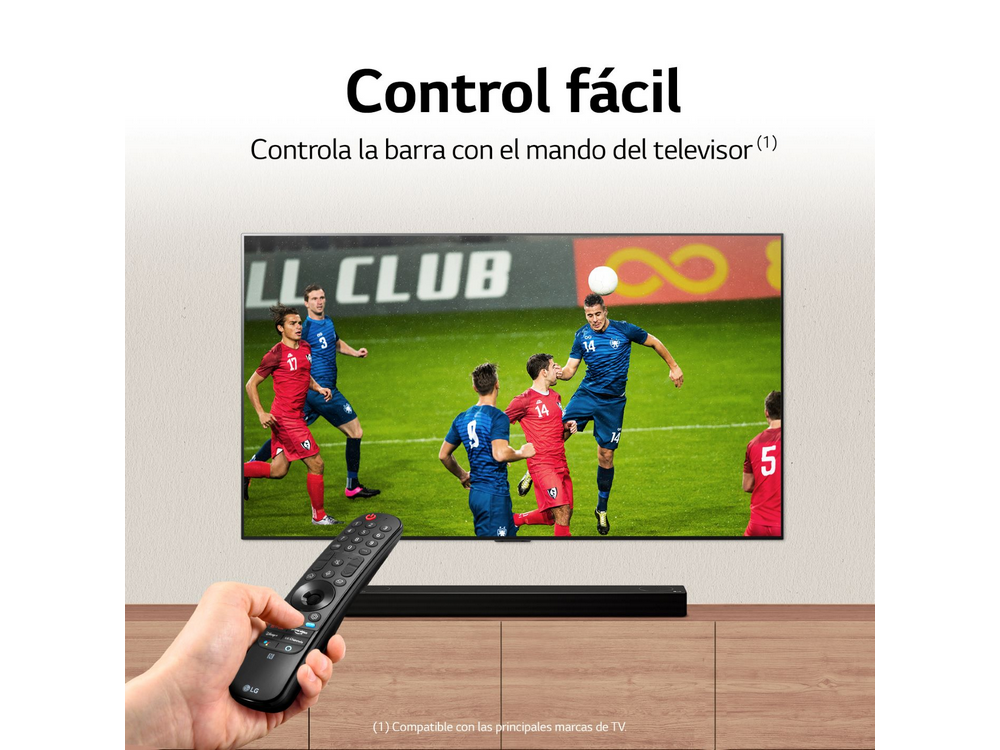 Una pantalla de TV con un partido de fútbol y una persona sosteniendo un mando a distancia, con una barra de sonido debajo.