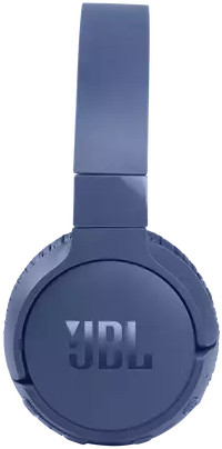 Blauwe JBL-koptelefoon. Logo zichtbaar op de oorschelp. Witte achtergrond.