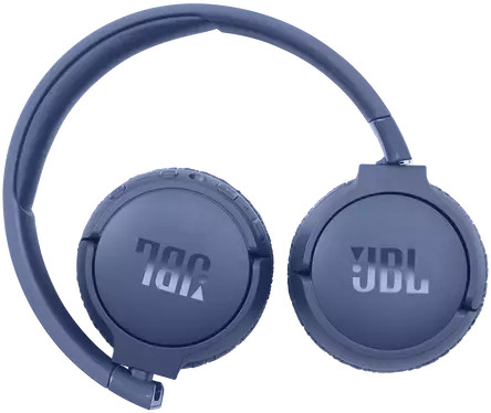 Blauwe JBL-hoofdtelefoon, opgevouwen, met het JBL-logo zichtbaar op elke oorschelp.