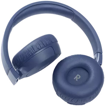 Een paar blauwe, opvouwbare koptelefoons, schuin om de oorkussens en hoofdband te laten zien.