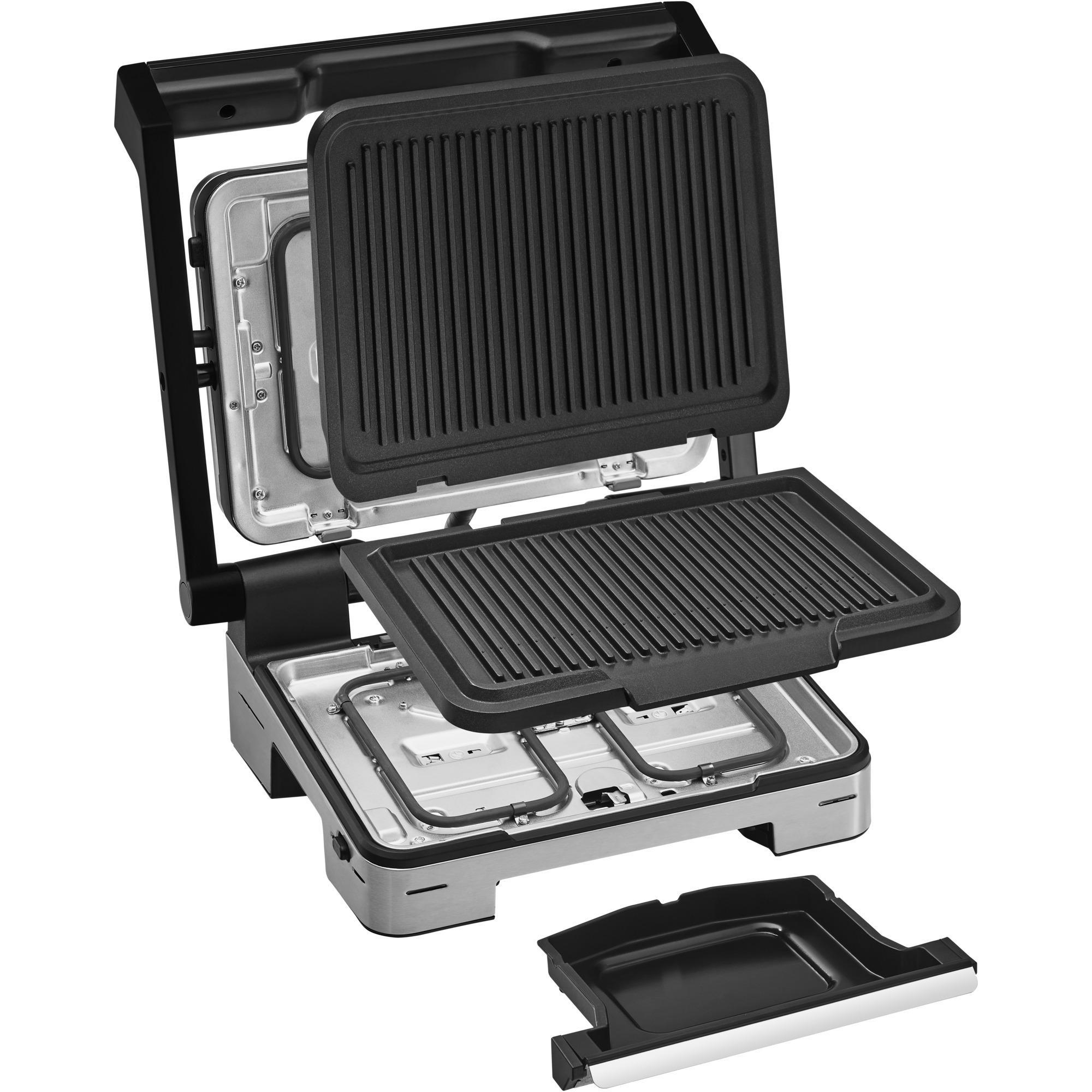 Eine silberne und schwarze Panini-Presse mit offenen Deckeln und einem schwarzen Abtropfbehälter unten.